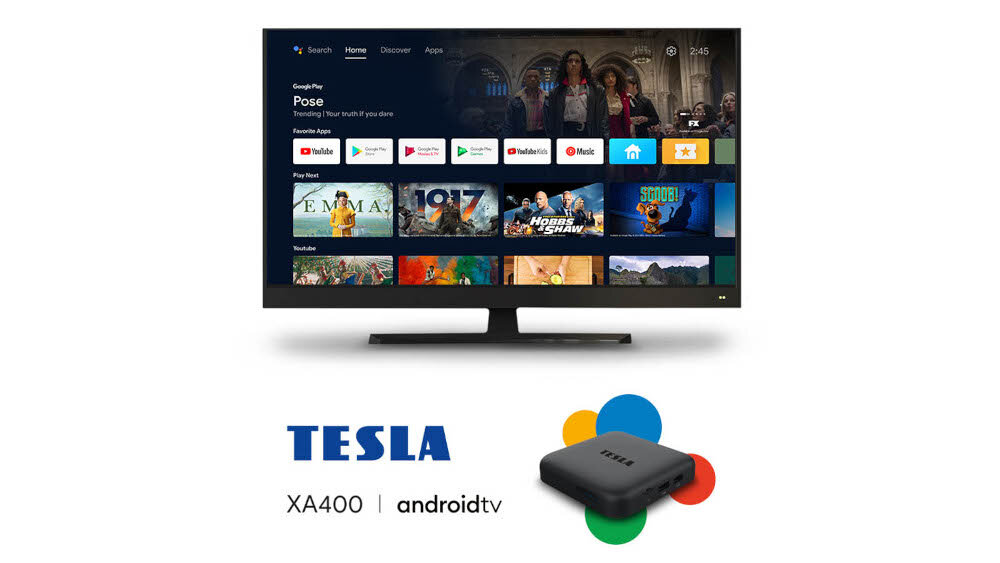 Odtwarzacz multimedialny 4K TESLA MediaBox XA400 centrum rozrywki Smart TV Android TV, telewizor od frontu na białym tle, urządzenie multimedialne po skosie