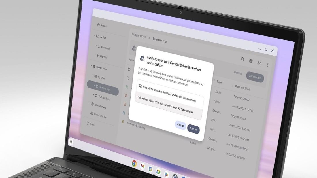 Laptop z wyświetlonym komunikatem na ekranie, umieszczony na biurku w jasnym otoczeniu. - Intuicyjne oprogramowanie, działa w chmurze