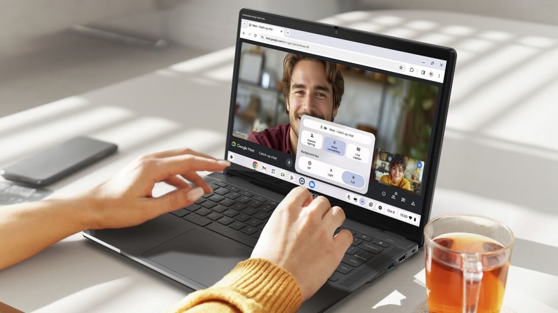 Osoba korzysta z laptopa podczas rozmowy wideo, uśmiechając się do ekranu. - kamera internetowa o wysokiej rozdzielczości