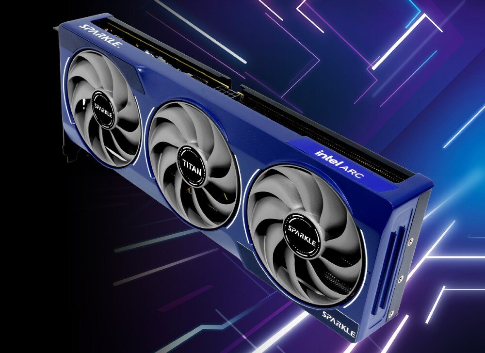 Komputer MAD DOG DIAXID605-I14WR32WH Niebieska karta graficzna z trzema dużymi wentylatorami i widocznymi napisami 'Sparkle', 'Titan' oraz 'Intel Arc', karta graficzna, wydajność, grafika