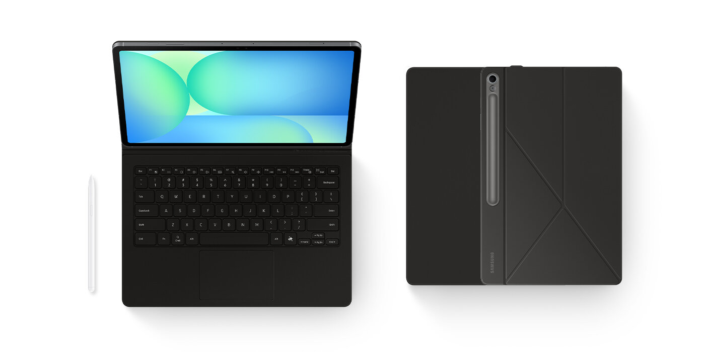 Widok z przodu Galaxy Tab S10 FE Plus z założonym etui Smart Book Cover i rysikiem S Pen umieszczonymi obok. Z boku dwa zamknięte etui ułożone jedno na drugim, z jednym urządzeniem skierowanym do góry, a drugim do dołu.