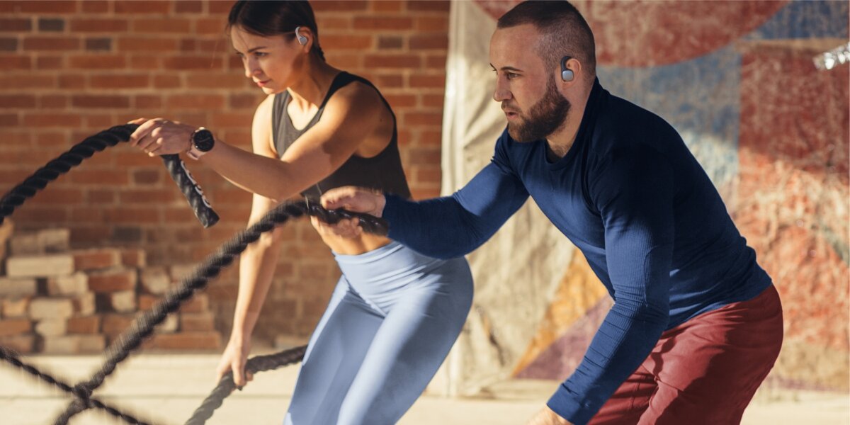 Słuchawki douszne HAMA Spirit Athletics - Trening w skupieniu, silikonowe wkładki douszne, osoby robiące trening siłowy