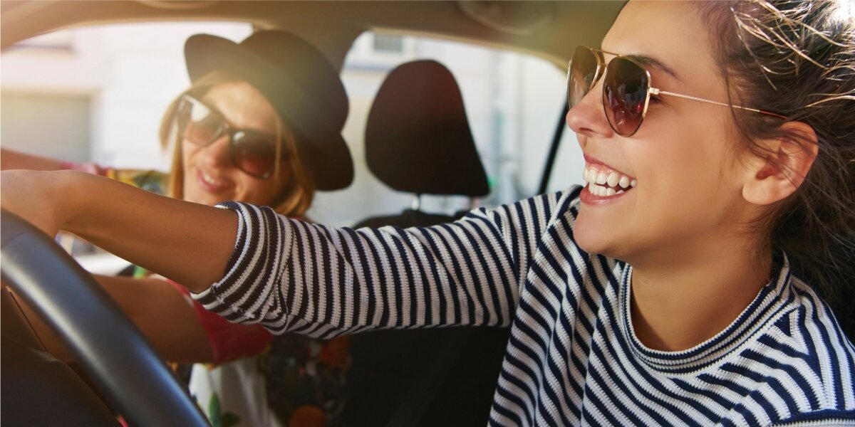 Transmiter FM HAMA 14169 - Bezprzewodowa muzyka w aucie, osoby siedzace w aucie