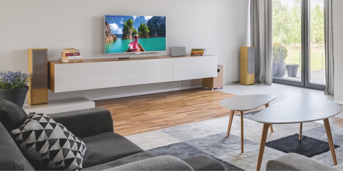 Antena pokojowa HAMA DVB-T2 - Swoboda ustawienia anteny, kompaktowe wymiary, antena stojąca na szafce rtv pod zawieszonym telewizorem