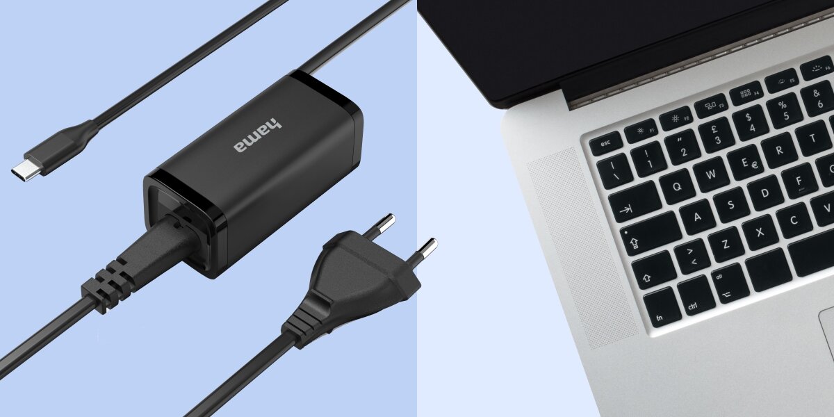 Zbliżenie na czarną ładowarkę Hama z wtyczką europejską i przewodem USB-C, obok klawiatura laptopa.