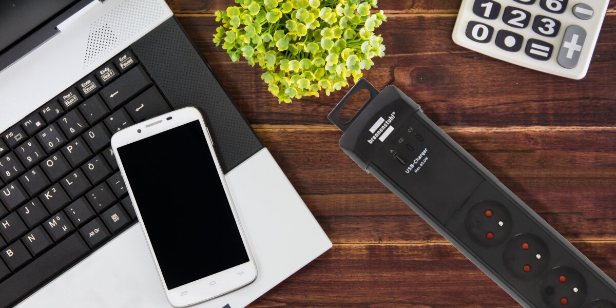 Listwa BRENNENSTUHL Premium-Line 4GN (3 m) Czarny, prąd, zasilanie, Bezpieczne, ładowanie, na blacie listwa, laptop, telefon, kalkulator