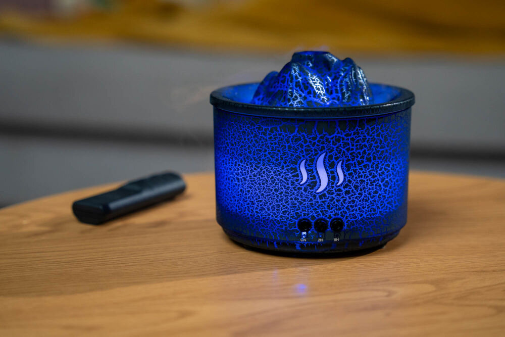 Aromatyzer GÖTZE & JENSEN AH202 Volcano cicha praca do 36 dB komfortowy odpoczynek - Zbliżenie na wnętrze dyfuzora zapachowego podczas dolewania wody. Widoczny jest zbiornik, czujnik i wskaźnik poziomu MAX