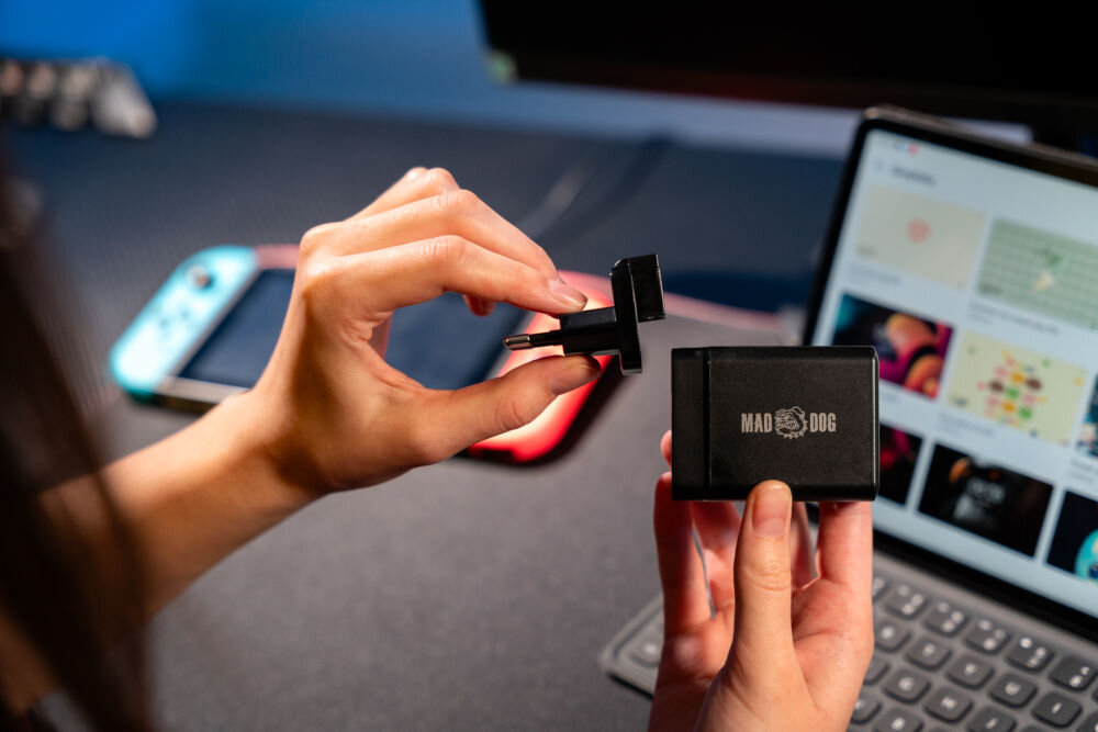 Ładowarka MAD DOG GCD600K usb-c moc usb-a moc podłączony kabel HDMI i USB-C