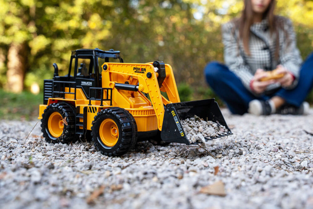 ŁADOWARKA RC S-LINE RCC204 Duża, szczegółowa zabawka ładowarki kołowej (koparki) na białym tle. Pojazd jest pomarańczowo-czarny, ma duże, bieżnikowane opony i czarną łyżkę z zębami z przodu.