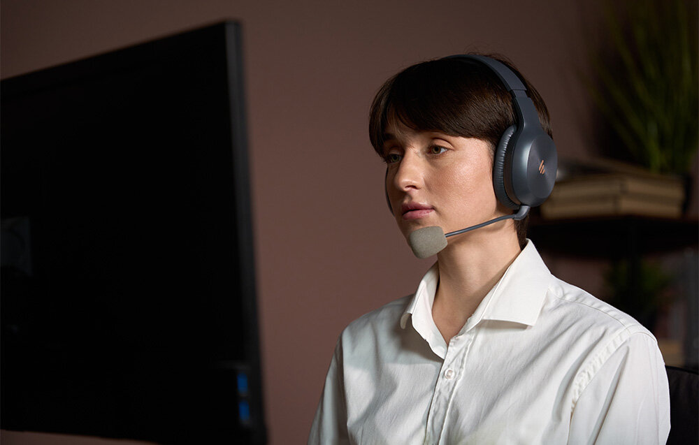 Słuchawki EDIFIER K750W mikrofon AI tłumienie hałasu rozmowy Bluetooth, osoba z założonymi słuchawkami