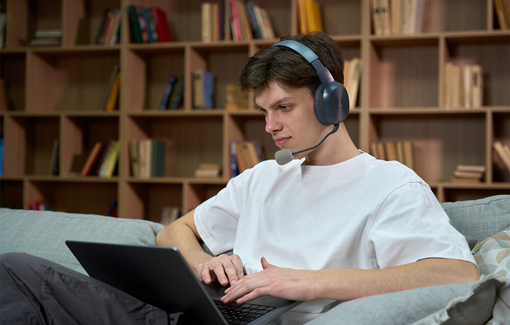 Słuchawki EDIFIER K750W przetworniki 40 mm equalizer Edifier ConneX dźwięk, osoba pracująca na laptopie z założonymi słuchawkami