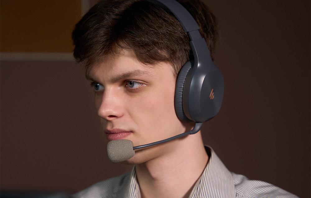 Słuchawki EDIFIER K750W bezpieczna głośność ochrona słuchu 85 dB, osoba z założonymi słuchawkami nausznymi