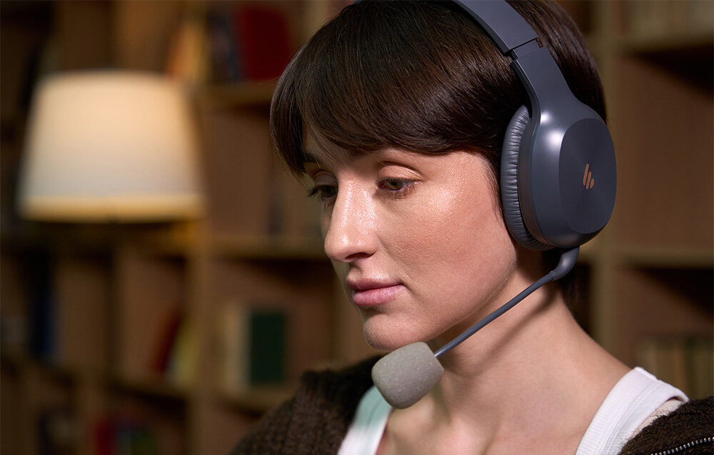 Słuchawki EDIFIER K750W bateria 55 h szybkie ładowanie USB-C, osoba z założonymi słuchawkami nausznymi