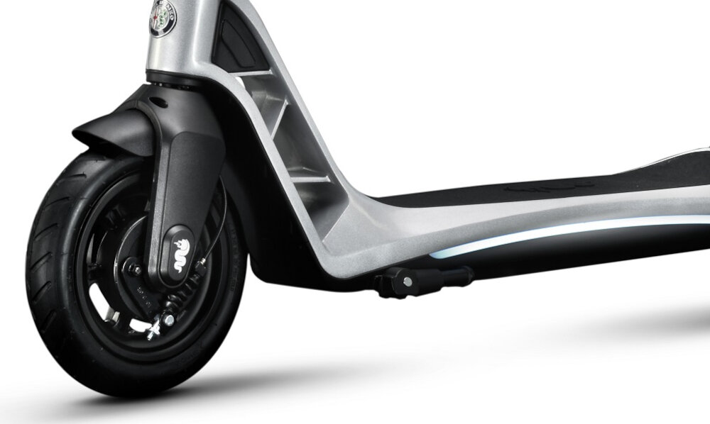 Hulajnoga elektryczna ALFA ROMEO Aro 2022 Biały dwa pelne kola srednica 8,5 cala z wysokogatunkowej gumy odpornej na uszkodzenia mechaniczne swoboda plynnego poruszania sie