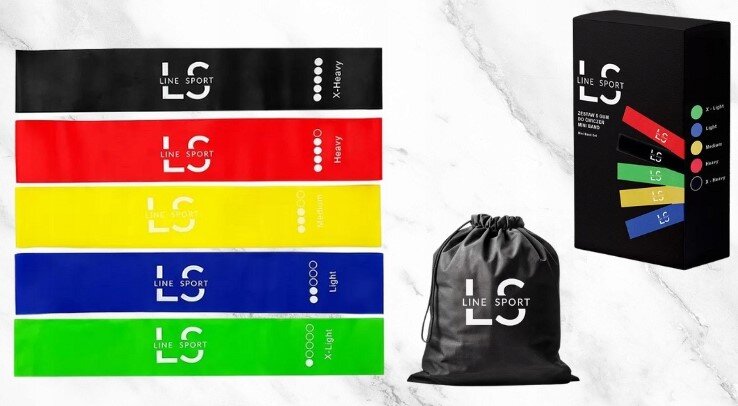 Na obrazie widoczne są pięć kolorowych gum do ćwiczeń z napisami \'LINE SPORT\' i różnymi poziomami oporu: X-Heavy, Heavy, Medium, Light, X-Light. Obok znajduje się czarny worek z logo \'LINE SPORT\' oraz czarne pudełko z kolorowymi paskami i napisami opisującymi poziomy oporu.
