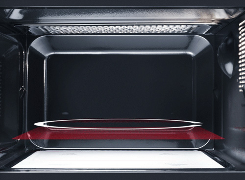 Zbliżenie i prześwietlenie urządzenia Amica - mikrofala z płaskim dnem zapewniającym równomierne podgrzewanie potraw