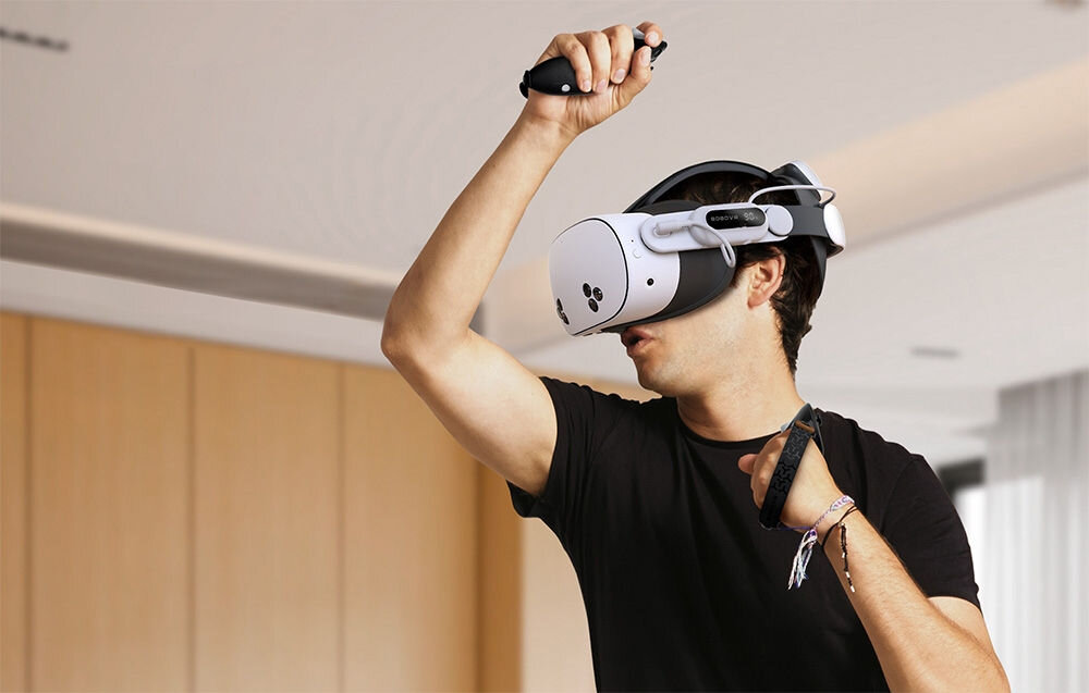 Pasek odciążający BOBOVR E3 PRO do Meta Quest 3/3s + bateria
			prezentacja paska podczas korzystania przez mężczyznę grającego z założonymi goglami VR oraz kontrolerami w pokoju mechanizm regulacji miękka poduszka komfort