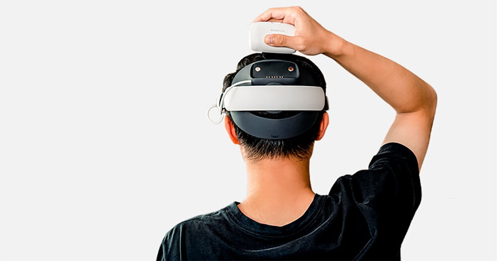 Pasek odciążający BOBOVR E3 PRO do Meta Quest 3/3s + bateria
			prezentacja wpinania akumulatora przez mężczyznę stojącego tyłem na jasnym tle szybkie ładowanie system magnetycznej wymiany hot-swap