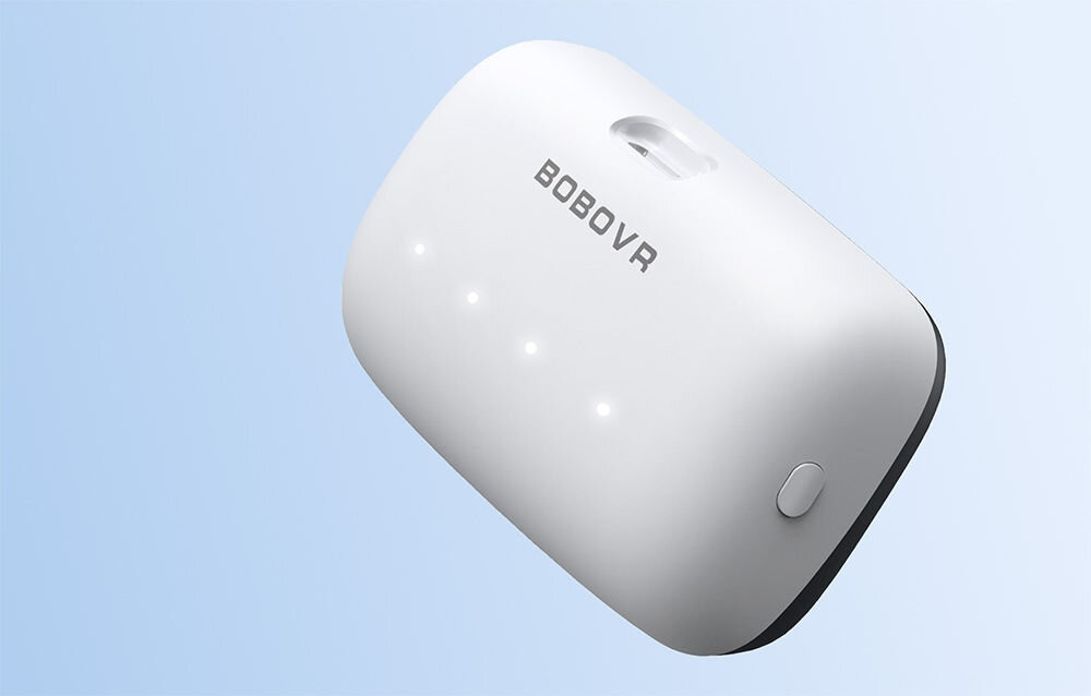 Akumulator BOBOVR B100 do S3 PRO/E3 PRO prezentacja akumulatora na jasnym niebieskim tle 92% większa pojemność niż B2 masa wygoda