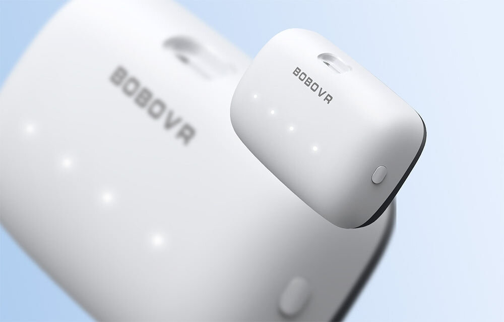 Akumulator BOBOVR B100 do S3 PRO/E3 PRO prezentacja akumulatora oraz rozmytego akumulatora w tle stabilność akumulatora solidne mocowanie ciągłość pracy