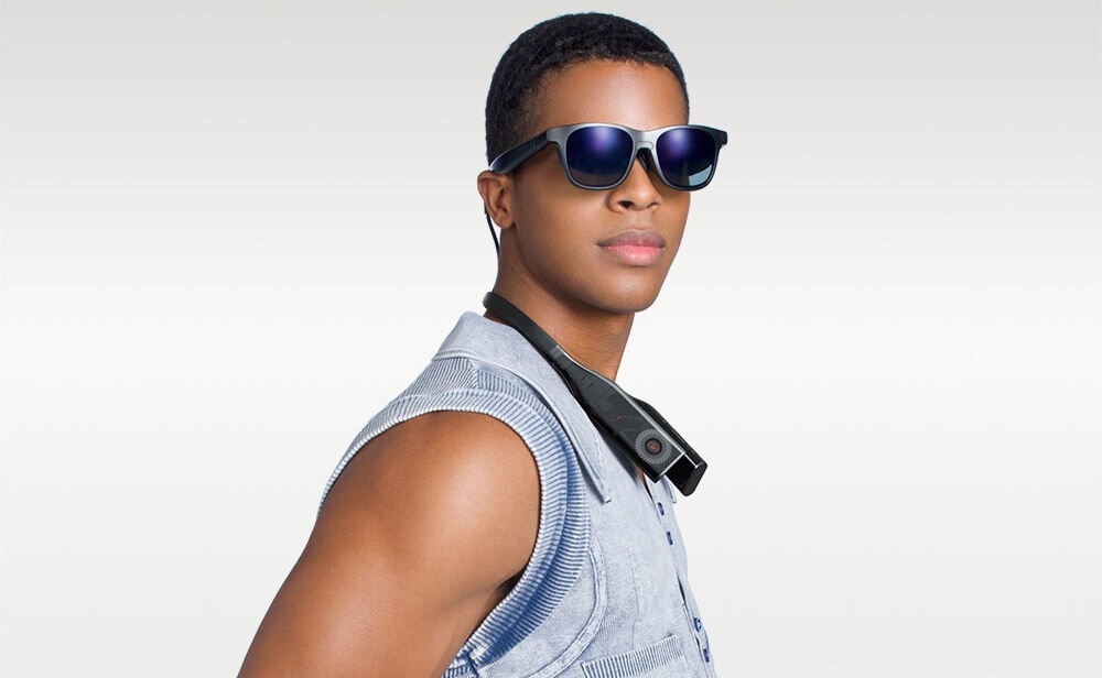 Opaska na szyję VITURE Pro NKBD 128GB Czarny chłopak z założoną opaską i okularami od boku na jasnym tle RAM pamięć wewnętrzna responsywne działanie swoboda działania przenośne centrum obliczeniowe źródło zasilania współpraca z dedykowanymi okularami AR