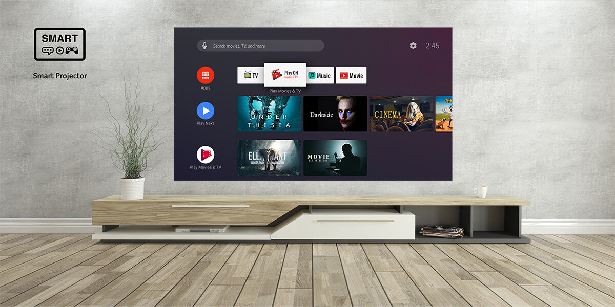 AOPEN QF16ATV Android TV streaming wyszukiwanie głosowe, obraz wyświetlany na ścianie nad komodą