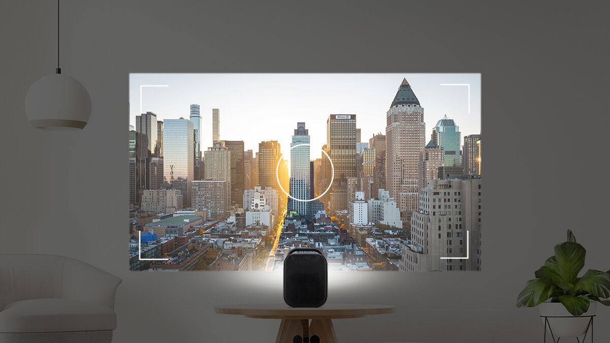 AOPEN QF16ATV automatyczna ostrość Auto Focus, projektor stojący na stoliku wyświetlający obraz na ścianie