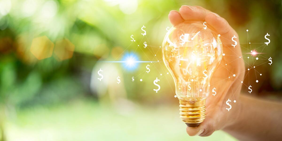 AOPEN QF16ATV żywotność 30000 godzin LED, ręka trzymająca zapaloną żarówkę