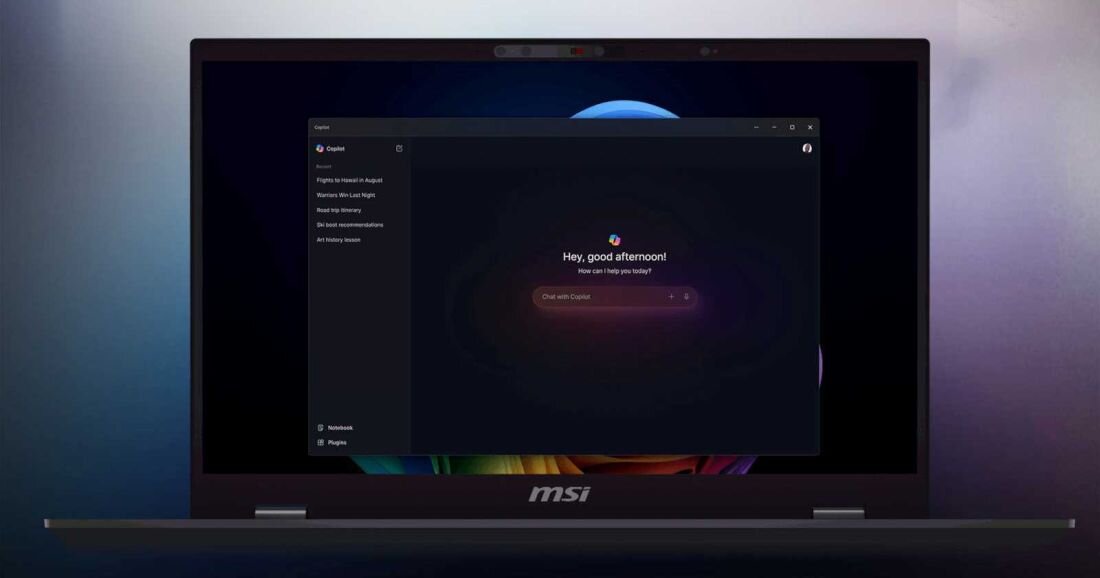 Otwarty laptop MSI z widocznym ekranem, na którym wyświetlane są różne aplikacje i ikony.  - Copilot, MSI AI Engine  
