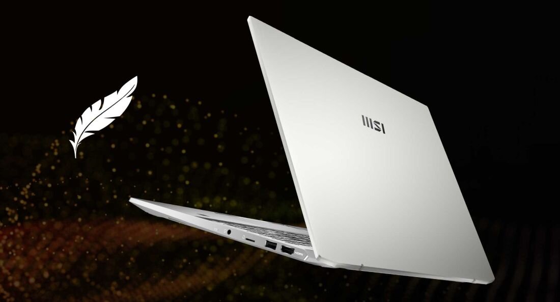 Laptop MSI Prestige A16 AI+ w kolorze srebrnym, lekko otwarty, widok z tyłu i z boku na smukłą, lekką obudowę – obok symbol piórka podkreślający niską wagę urządzenia, tło ciemne z żółtymi refleksami. - Zaawansowana konstrukcja, smukła i wytrzymała obudowa