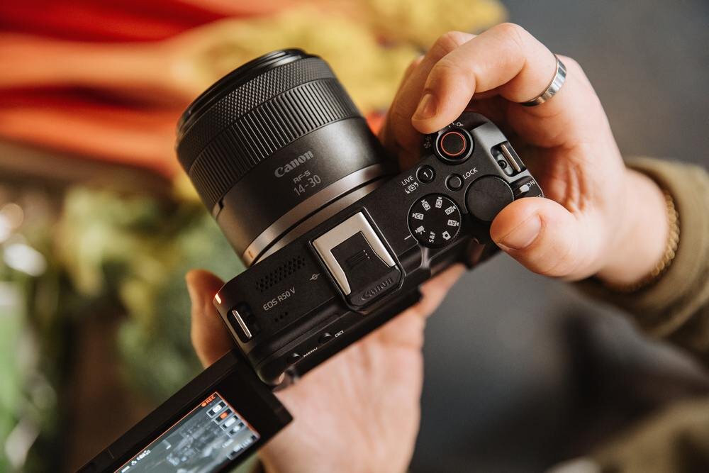 Aparat CANON EOS R50 V w rękach