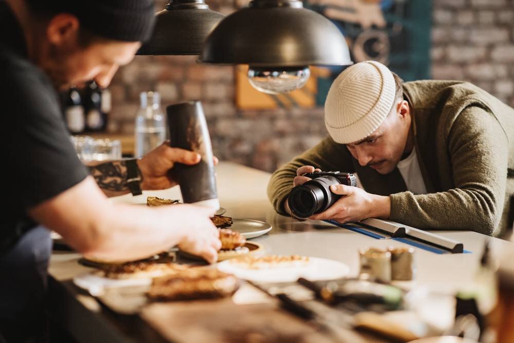Aparat CANON EOS R50 V filmuje robienie jedzenia