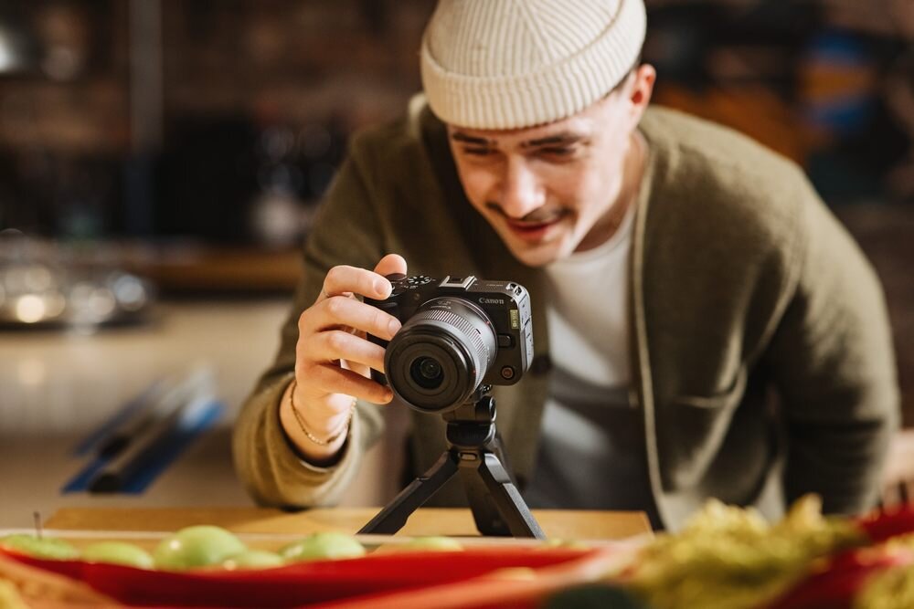 Aparat CANON EOS R50 V człowiek fotografuje jedzenie   