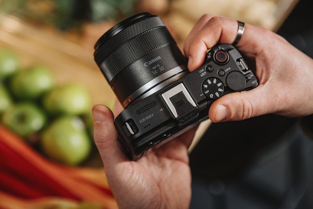 Canon RF-S 14-30 mm f-4.0-6.3 IS STM PZ lekki obiektyw 181 g kompaktowa budowa