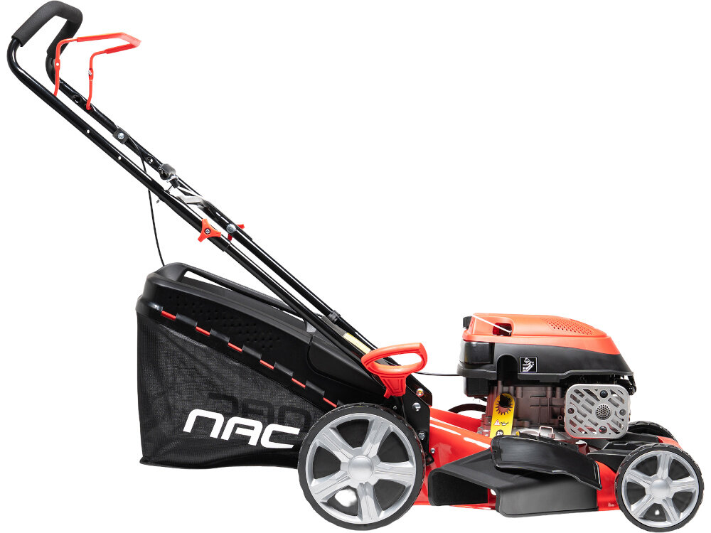 Kosiarka spalinowa NAC LP46-139-HS-SB 460 mm 2.3kW kosiarka na białym tle widoczna z boku mocny czterosuwowy silnik niezależność i duża siła cięcia do trawników o powierzchni do 1000 m2 lekka konstrukcja ergonomiczna rączka komfort manewrowania trwałe materiały