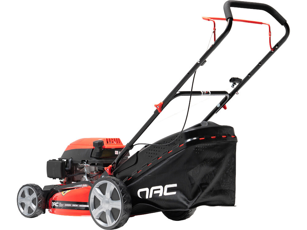 Kosiarka spalinowa NAC LP46-139-HS-SB 460 mm 2.3kW kosiarka na białym tle widoczna od tyłu pod skosem przednie koło o średnicy 17,5 cm tylne o średnicy 25,5 cm stabilność płynne prowadzenie łożyska kulkowe minimalizują tarcie ułatwiają manewrowanie zmniejszają zużycie mechaniczne