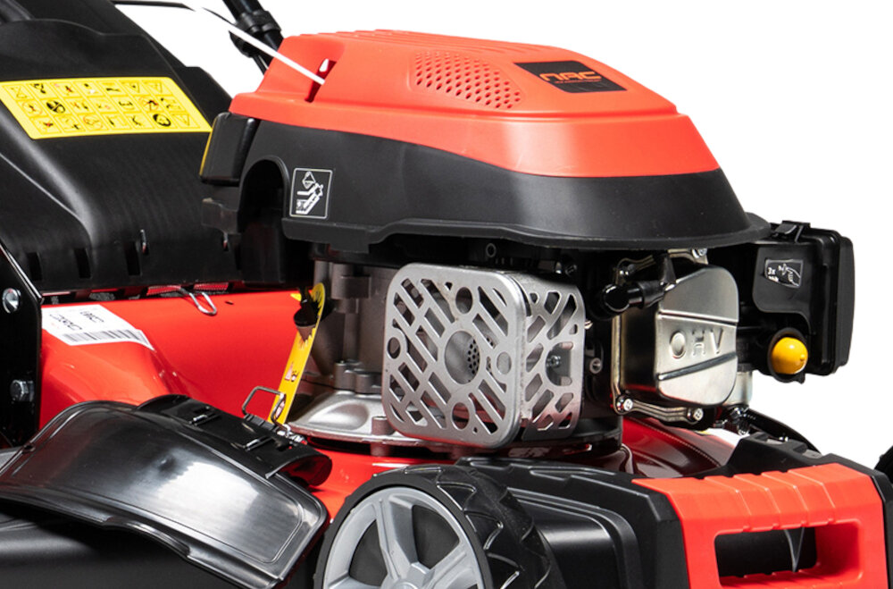 Kosiarka spalinowa NAC LP46-139-HS-SB 460 mm 2.3kW zbliżenie na silnik silnik marki NAC N139 technologia czterosuwowa konstrukcja górnozaworowa OHV wysokie standardy działania pojemności 139 cm3 prędkość do 2500 obr/min maksymalny moment obrotowy do 7,8 Nm moc 2,3 kW zbiornik paliwa o pojemności 1,0 litra