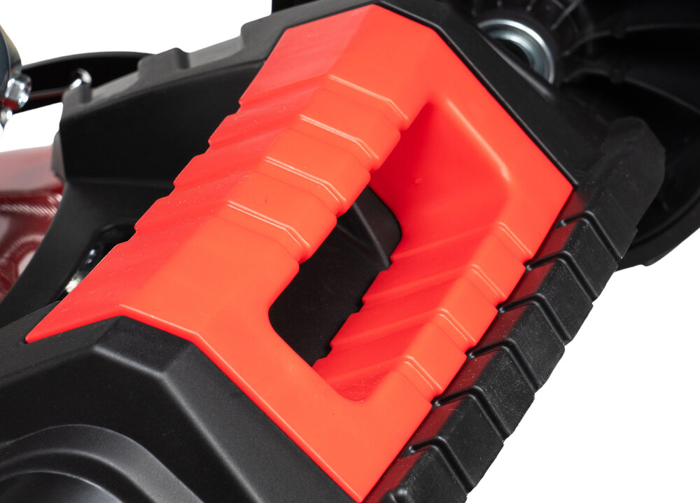 Kosiarka spalinowa NAC LP46-139-HS-SB 460 mm 2.3kW zbliżenie na uchwyt do przenoszenia piasta noża z specjalnym zabezpieczeniem chroni silnik przed uszkodzeniem w razie uderzenia noża w przeszkodę poziom hałasu około 96 dBA uchwyt do przenoszenia