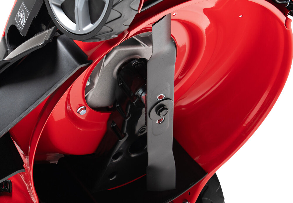 Kosiarka spalinowa NAC LP46-139-HS-SB 460 mm 2.3kW kosiarka na białym tle widoczna od spodu zbliżenie na noże noże z wysokiej jakości stali bardzo wytrzymałe i niemal niezniszczalne wyprofilowane noże kształtowane krawędzie tnące szerokość robocza 46 cm