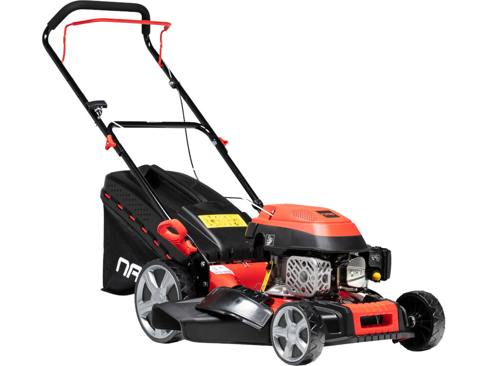 Kosiarka spalinowa NAC LP46-139-HS-SB 460 mm 2.3kW kosiarka na białym tle widoczna od przodu pod skosem koszenia 8-stopniowa centralna regulacja wysokości koszenia w zakresie 25–75 mm szybko i precyzyjnie dostosować długość trawy do indywidualnych potrzeb system centralny umożliwia jednoczesne ustawienie wszystkich kół równomierne cięcie na całej powierzchni trawnika