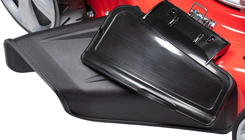 Kosiarka spalinowa NAC LP46-139-HS-SB 460 mm 2.3kW zbliżenie na wyrzut boczny widoczna zaślepka wyrzutu bocznego cztery tryby pracy wyrzut do kosza wyrzut tylny bez kosza wyrzut boczny funkcja mulczowania praktyczne zaślepki mieląca oraz bocznego wyrzutu naturalny nawóz dla trawnika zwiększa uniwersalność dopasować sposób koszenia do rodzaju trawnika oraz warunków pracy