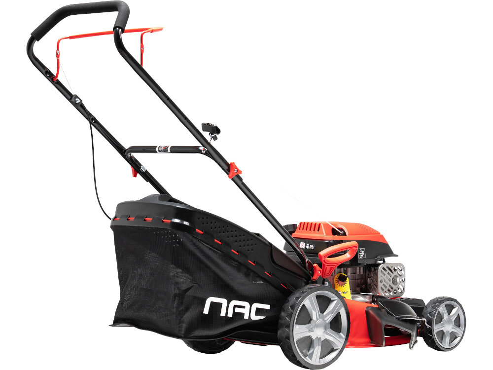 Kosiarka spalinowa NAC LP46-139-HS-SB 460 mm 2.3kW kosiarka na białym tle widoczna od tyłu pod skosem siatkowy kosz o pojemności 70 l pokrywa z tworzywa sztucznego specjalny uchwyt