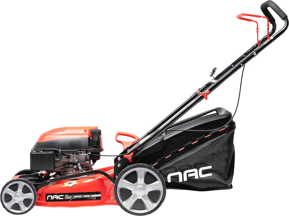 Kosiarka spalinowa NAC LP46-139-HS-SB 460 mm 2.3kW kosiarka na białym tle widoczna z boku wytrzymała obudowa wykonana ze stali o wadze 32 kg trwałość odporność na uszkodzenia mechaniczne stalowa konstrukcja oferuje większą stabilność i dłuższą żywotność