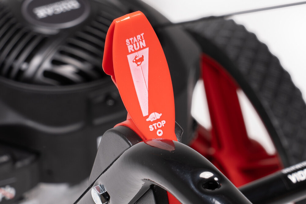 Kosiarka spalinowa NAC LP60-173-HW-2 Ducar DV170 600mm 2.75kW zbliżenie na rozrusznik ręczny rozrusznik szybkie i pewne uruchomienie silnika za każdym razem praca rozpoczyna się bez opóźnień koszenie staje się bardziej komfortowe i mniej czasochłonne