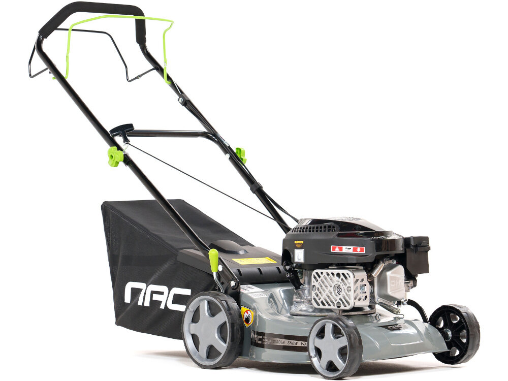 Kosiarka spalinowa NAC LS40-127R-01-JN Rato RV125-S z napędem 406 mm 2kW kosiarka na białym tle widoczna od przodu pod skosem zadbany trawnik wygodne koszenie