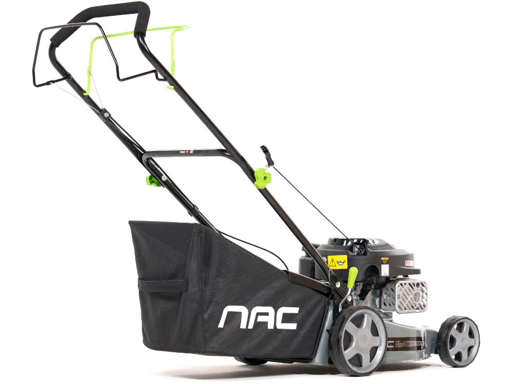 Kosiarka spalinowa NAC LS40-127R-01-JN Rato RV125-S z napędem 406 mm 2kW kosiarka na białym tle widoczna od tyłu pod skosem wyrzut tylny wyrzut do kosza wyrzut tylny kieruje skoszoną trawę pod nogi tryb zbierania do kosza ułatwia utrzymanie porządku