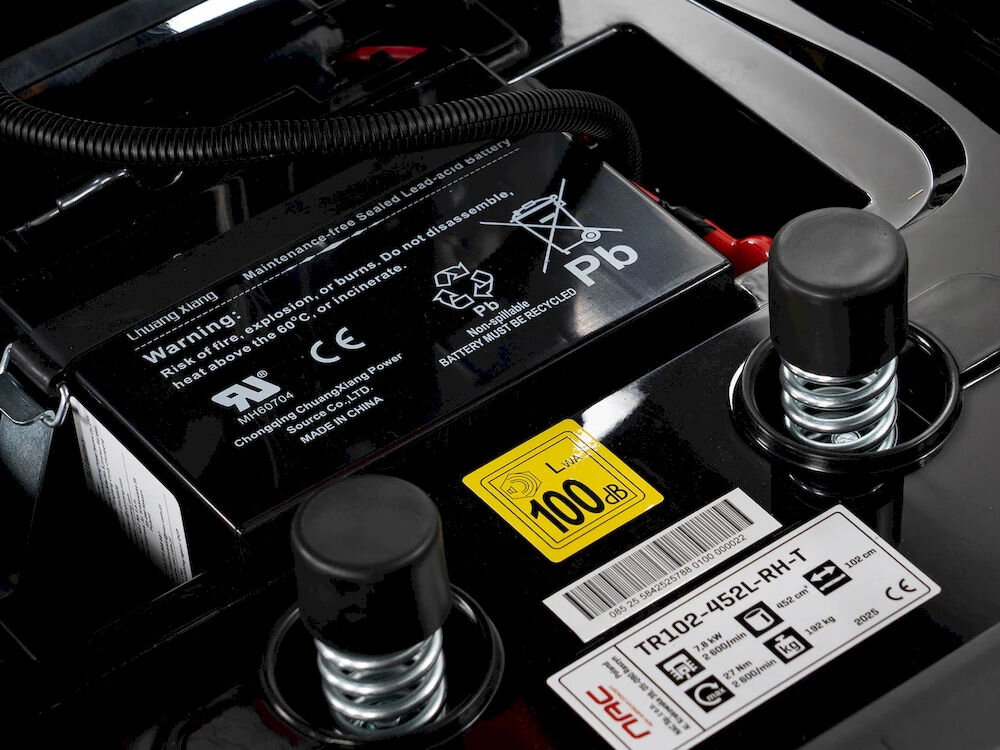 Traktor ogrodowy NAC TR102-452L-RH-T Loncin 1020mm 7,8kW, rozruch, akumulator, start, wygoda, Akumulator oraz naklejka ze specyfikacją techniczną.