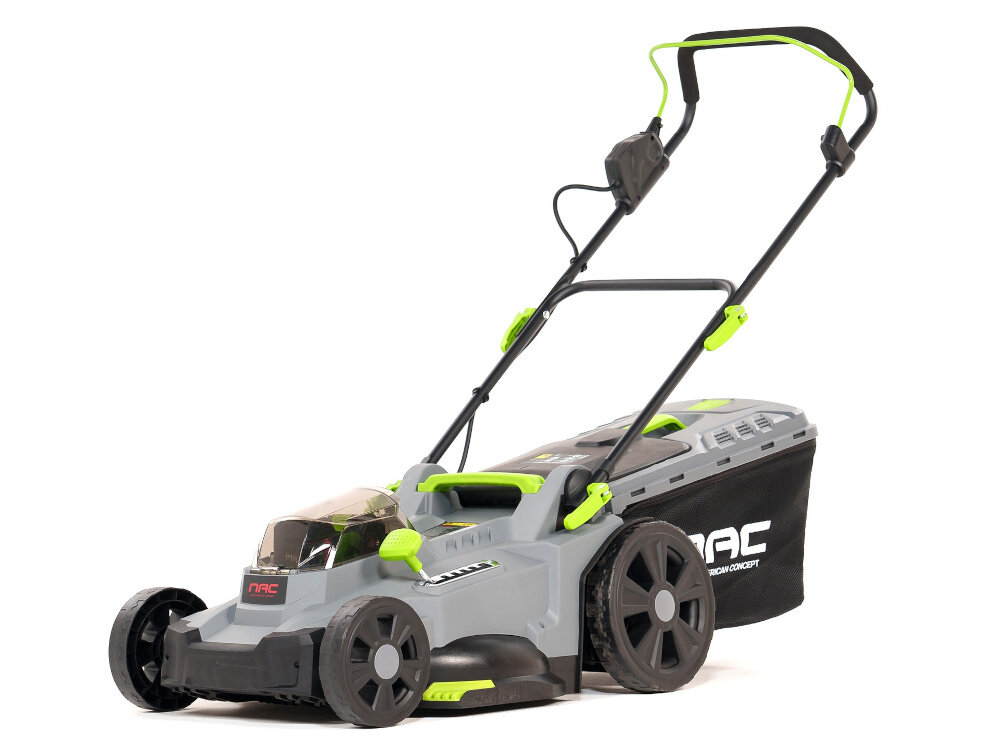 Kosiarka akumulatorowa NAC LB40-43-2B40-S kosiarka na białym tle widoczna od przodu pod skosem zadbany trawnik koszenie trawy mobilność zasilanie akumulatorowe