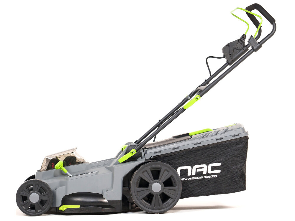 Kosiarka akumulatorowa NAC LB40-43-2B40-S kosiarka na białym tle widoczna z boku duże koła o średnicy 17 cm z przodu 25 cm z tyłu mieszczą się w obrysie konstrukcji urządzenie jest zwrotne i bezpieczne w użytkowaniu lepsza trakcja chronią trawę przed uszkodzeniem ułatwiają prowadzenie