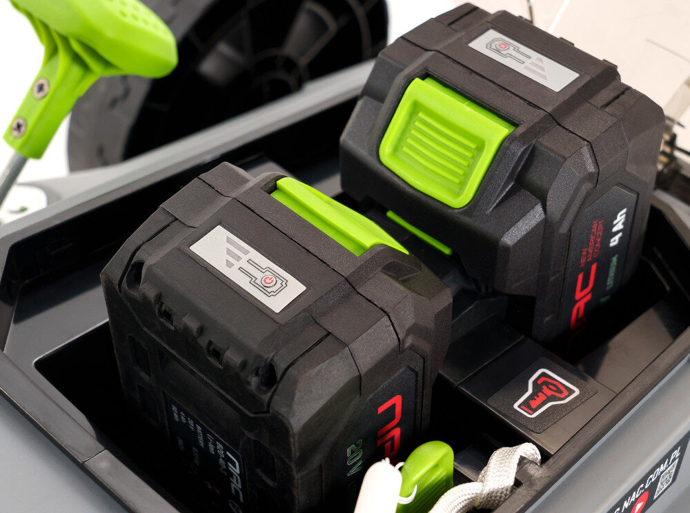 Kosiarka akumulatorowa NAC LB40-43-2B40-S zbliżenie na slot akumulatorów dwa akumulatory w slocie akumulatory z uniwersalnej serii NAC 40 V wymaga dwóch akumulatorów do pracy dwa akumulatory o pojemności 4,0 Ah czas pracy około 50 minut podwójna ładowarka czas ładowania jednego akumulatora około 60 minut dwóch około 140 minut